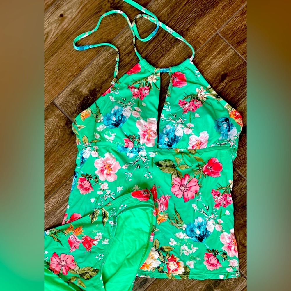 Like new Dillards Gibson Latimer keyhole tankini, 2 piece. Sz X-Large Women’s.
